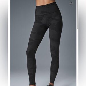 Alo Yoga High-Waist Camo Vapor Legging Size Small - Black Camo